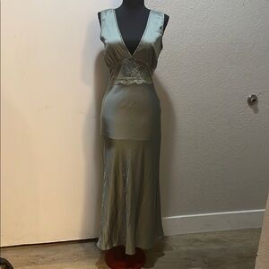 Green Sleeveless V-Neck Prom Gown